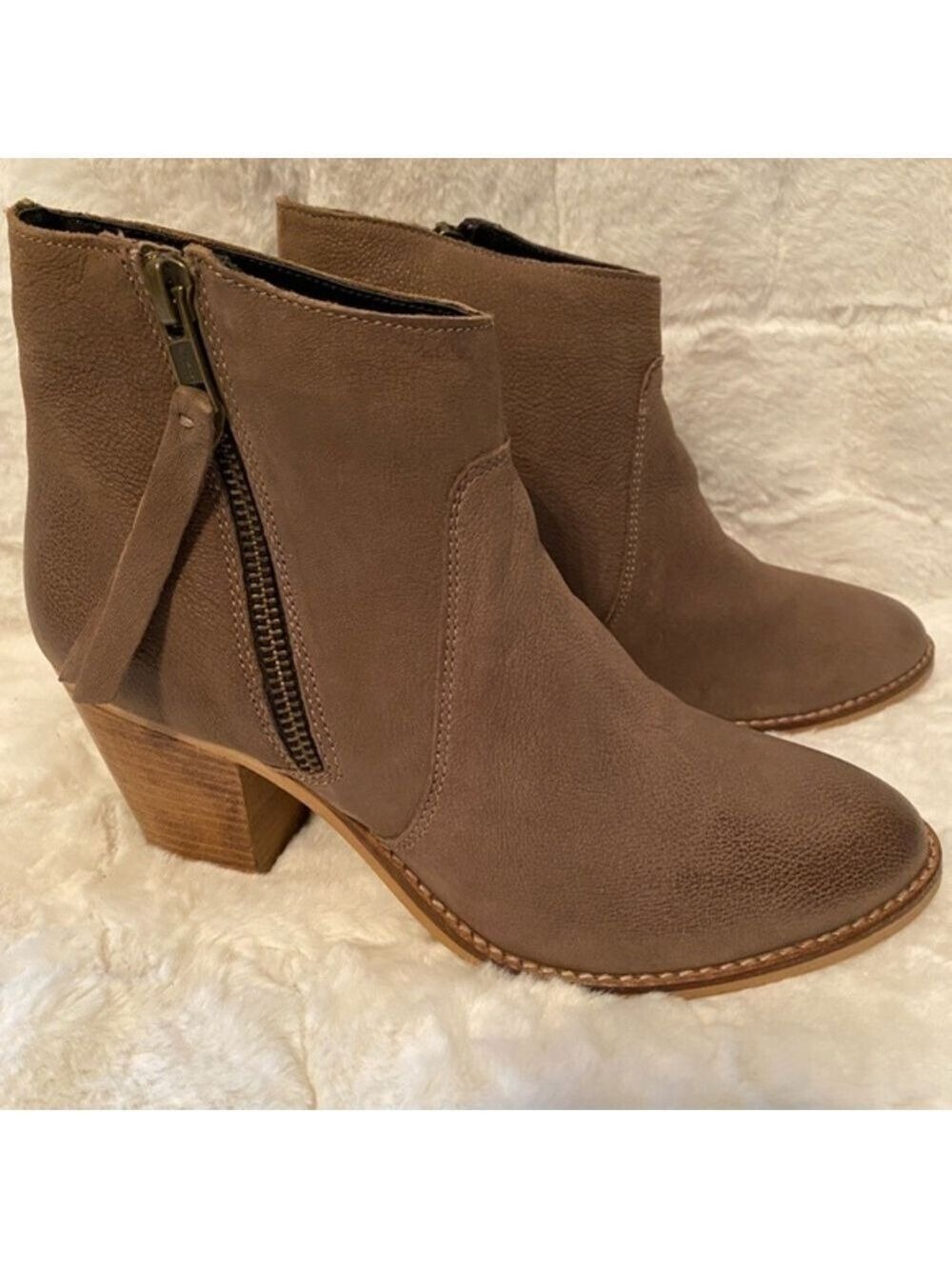 Urban Outfitters Tan Ankle Boots. Size 7.5 Side Zip with Tassel.Suede New